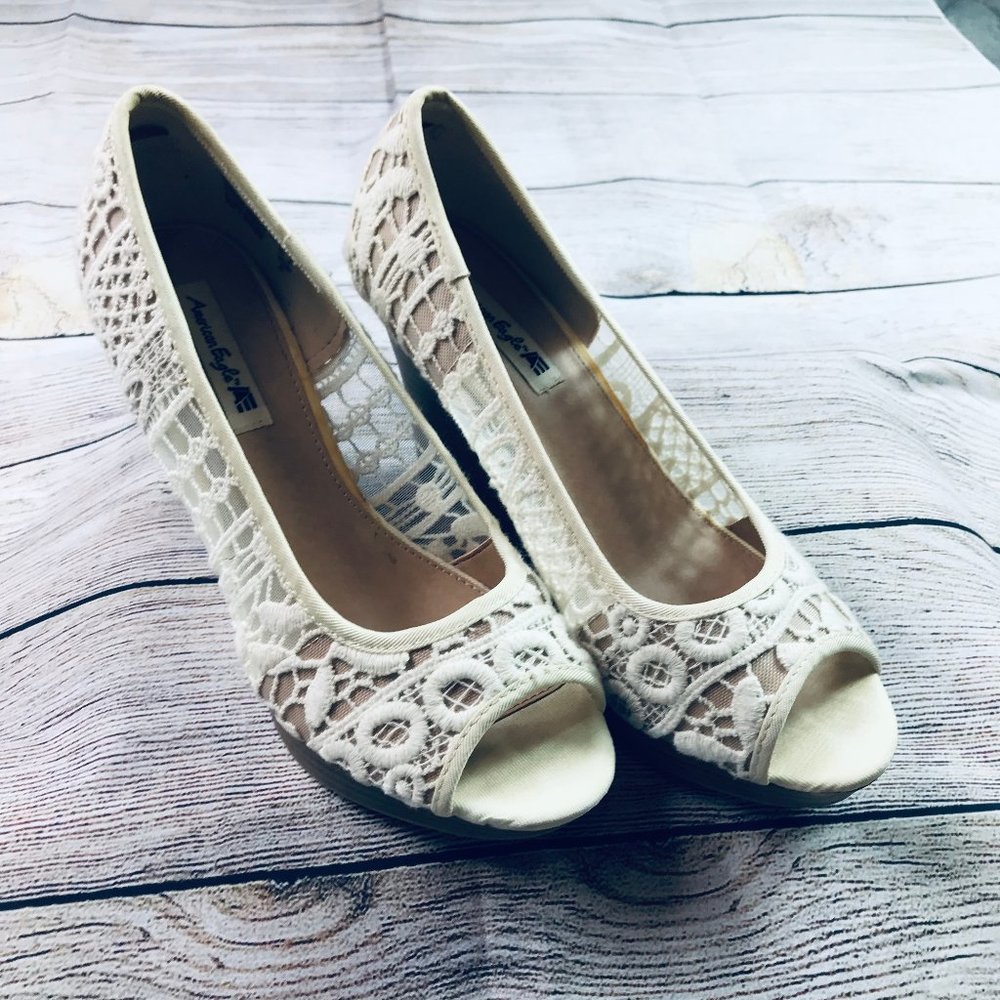 American Eagle cream lace wedge EUC 7.5